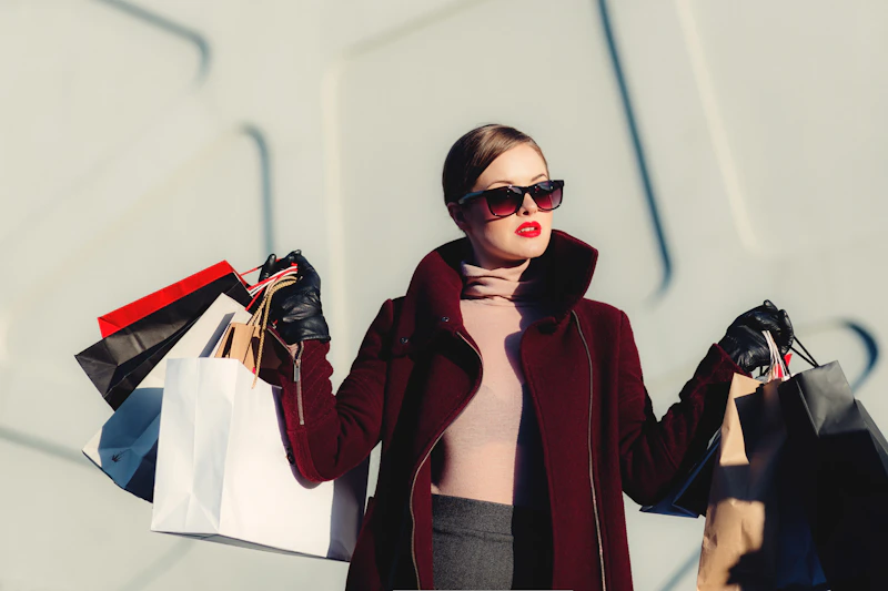 Arara com peças de roupa dobradas em uma loja de moda